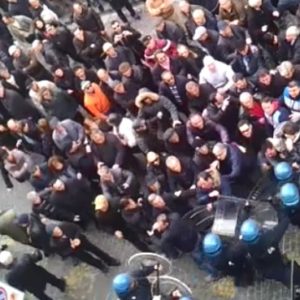 Giugliano; Tares sospeso il pagamento. Scontri davanti al comune. Video e Foto