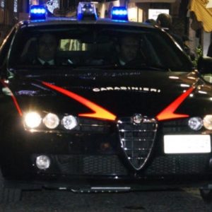 Rapina una coppietta con una pistola scenica. Arrestato 17enne