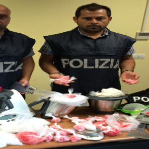 Melito, laboratorio di cocaina gestito da affiliati del clan Marino. Sette persone con i ferri ai polsi. (Guarda la fotogallery)