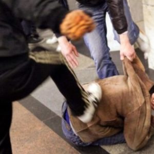 Avellino, sequestrato,picchiato barbaramente e legato ad un albero per soli 25 euro. Due giovanissimi si fanno giustizia da soli ed aggrediscono un coetaneo