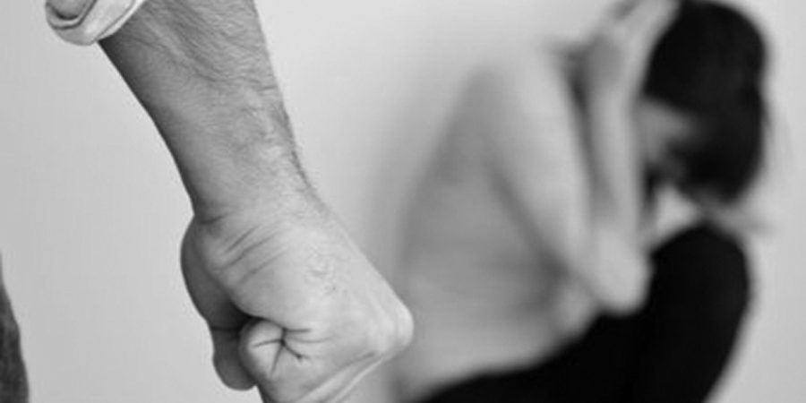 Quarto, picchia e minaccia di morte la compagna. Tenta il suicidio ma i carabinieri lo salvano e lo arrestano