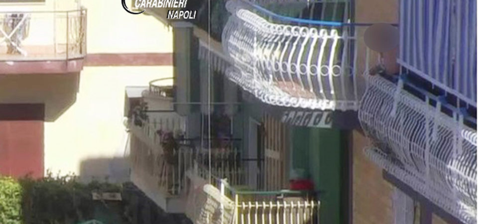 Casandrino, spacciavano dalla propria abitazione vendendo hashish dal balcone. Smantellata base di spaccio casalingo con l’operazione “Romeo e Giulietta”